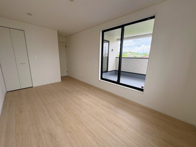 クレイドルガーデン糸満市座波 第３・２号棟の洋室|バルコニーに面した２階主寝室８帖＋WIC２帖