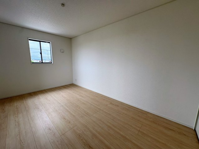 クレイドルガーデン糸満市座波 第３・２号棟の洋室|二面採光の２階主寝室８帖