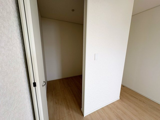 クレイドルガーデン糸満市座波 第３・２号棟の収納|２階主寝室８帖には、季節物の入れ換えが楽々なWIC２帖を設置！