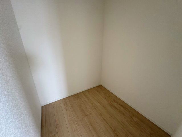 クレイドルガーデン糸満市座波 第３・２号棟の洋室|２階主寝室８帖には、季節物の入れ換えが楽々なWIC２帖を設置！