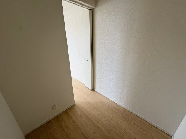 クレイドルガーデン糸満市座波 第３・２号棟の洋室|２階主寝室８帖には、季節物の入れ換えが楽々なWIC２帖を設置！