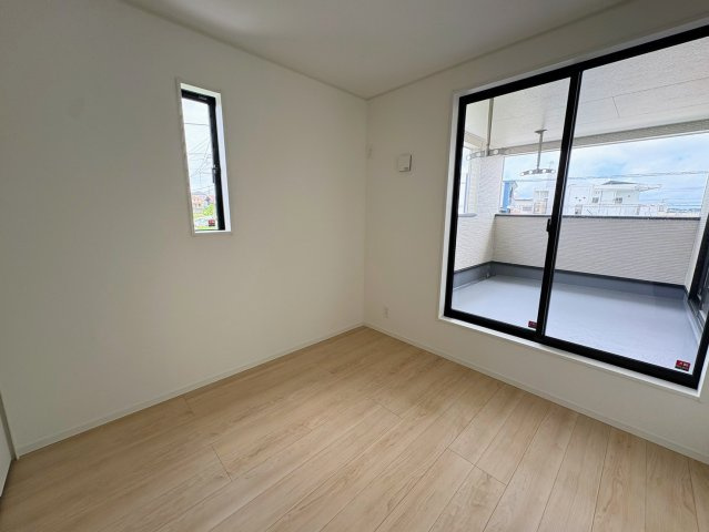 クレイドルガーデン糸満市座波 第３・２号棟の洋室|バルコニーに面した２階洋室4.5帖①