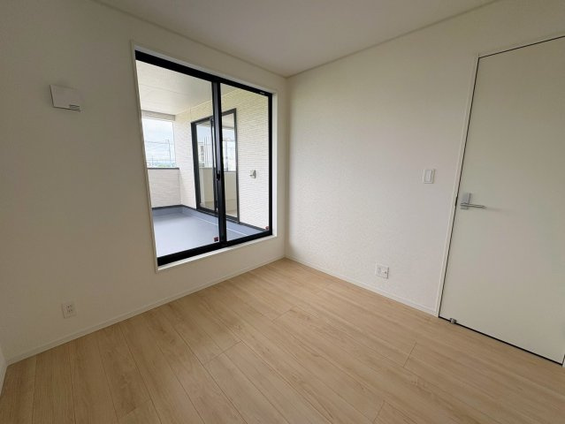 クレイドルガーデン糸満市座波 第３・２号棟の洋室|バルコニーに面した２階洋室4.5帖①クローゼット収納付き