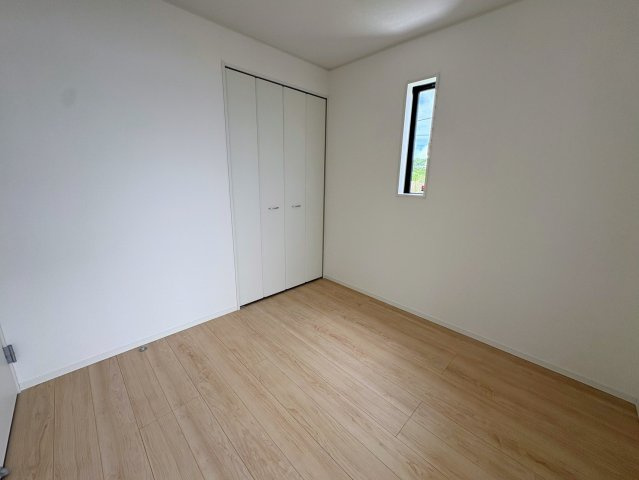 クレイドルガーデン糸満市座波 第３・２号棟の洋室|二面採光の２階洋室4.5帖①