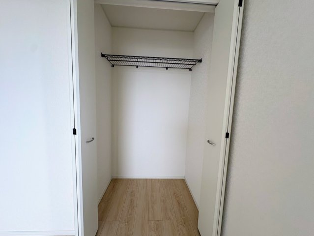 クレイドルガーデン糸満市座波 第３・２号棟の収納|２階洋室4.5帖①には、便利なクローゼット収納を設置