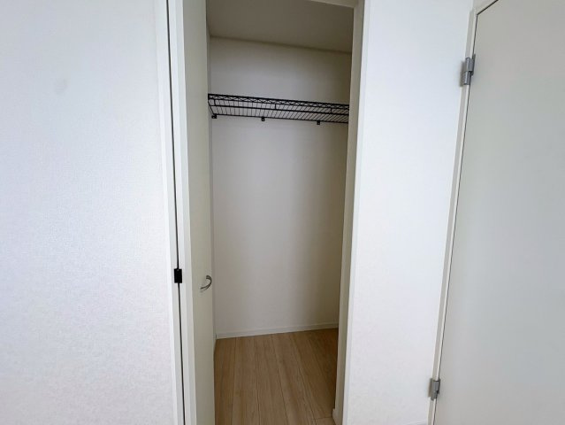 クレイドルガーデン糸満市座波 第３・２号棟の収納|二面採光の２階洋室4.5帖②には、便利なクローゼット収納を設置
