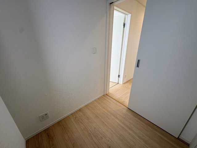 クレイドルガーデン糸満市座波 第３・２号棟の洋室|用途多彩な２階テレワークルーム２帖／在宅ワークもしっかり集中できる空間◎
