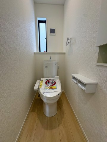 クレイドルガーデン糸満市座波 第３・２号棟のトイレ|２階トイレ・換気窓＆収納棚付き／温水洗浄便座