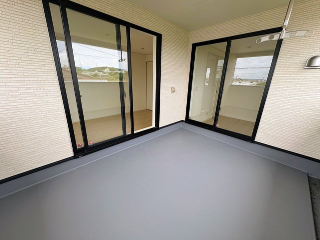 クレイドルガーデン糸満市座波 第３・２号棟のバルコニー|急な雨も安心♪様々な用途に使える広々二面ルーフバルコニー