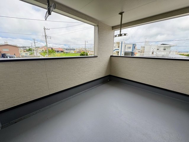 クレイドルガーデン糸満市座波 第３・２号棟のバルコニー|急な雨も安心♪様々な用途に使える広々二面ルーフバルコニー