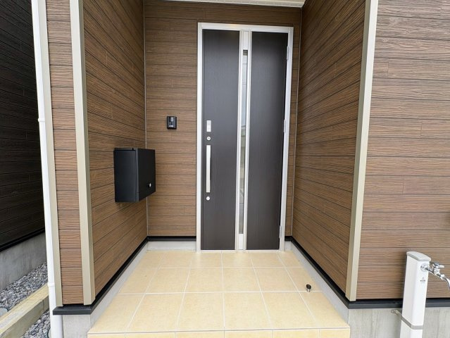 クレイドルガーデン糸満市座波 第３・２号棟の玄関|屋根付きで置き配スペースも確保できる玄関ポーチ／人感センサー付き玄関灯・TVモニター付きインターフォン・防犯カメラ