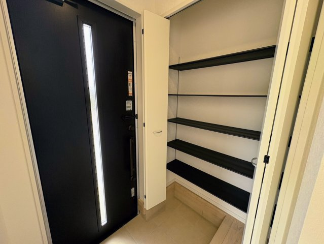 クレイドルガーデン糸満市座波 第３・２号棟の収納|可動式棚で靴の量や高さに合わせて自由に調整可能◎使い勝手も良く、見た目もスッキリ◎