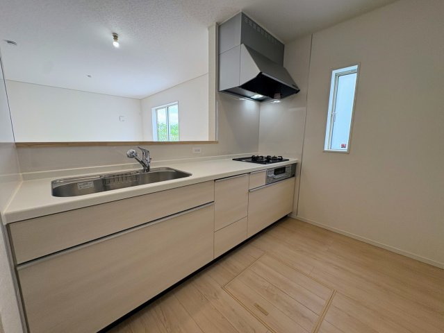 クレイドルガーデン糸満市座波 第３・４号棟のキッチン|会話の弾む対面式のシステムキッチン・換気窓＆床下収納付き