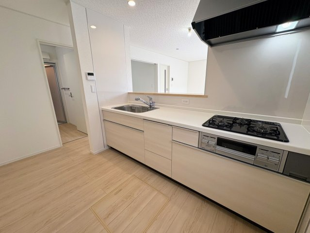 クレイドルガーデン糸満市座波 第３・４号棟のキッチン|奥行きと横幅にゆとりがあり、2人並んでも快適に作業できる対面キッチン
