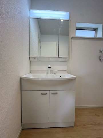 クレイドルガーデン糸満市座波 第３・４号棟の独立洗面台|ハンドシャワー付き洗面化粧台＆洗濯機置場／洗面室に窓