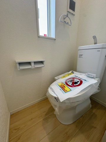 クレイドルガーデン糸満市座波 第３・４号棟のその他|１階トイレ・換気窓＆収納棚付き／温水洗浄便座