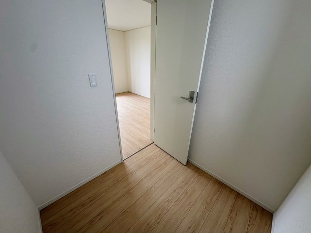 クレイドルガーデン糸満市座波 第３・４号棟の洋室|２階主寝室８帖から出入りできる、用途多彩なテレワークルーム２帖を設置