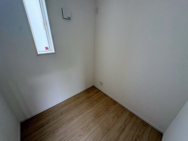 クレイドルガーデン糸満市座波 第３・４号棟の洋室|２階主寝室８帖の用途多彩なテレワークルーム／在宅ワークもしっかり集中できる空間◎
