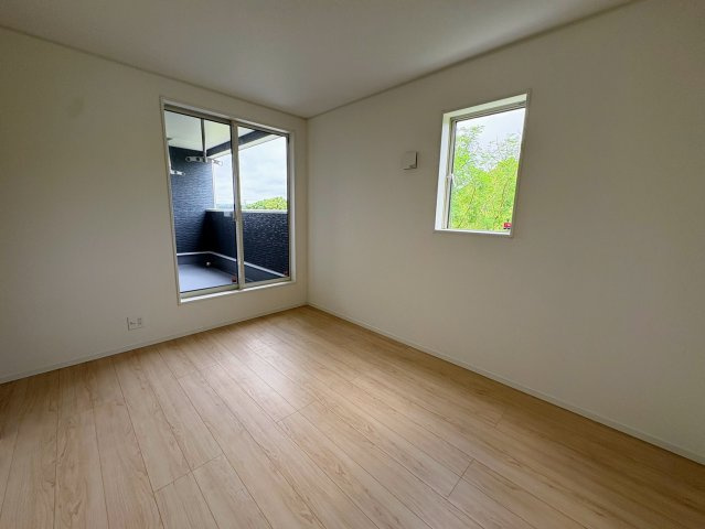 クレイドルガーデン糸満市座波 第３・４号棟の洋室|バルコニーに面した２階洋室6.5帖