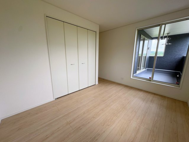 クレイドルガーデン糸満市座波 第３・４号棟の洋室|バルコニーに面した２階洋室6.5帖・クローゼット収納付き