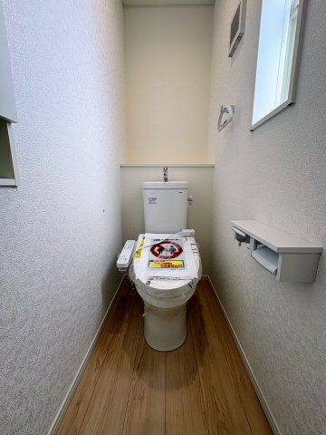 クレイドルガーデン糸満市座波 第３・４号棟のその他|２階トイレ・換気窓＆収納棚付き／温水洗浄便座