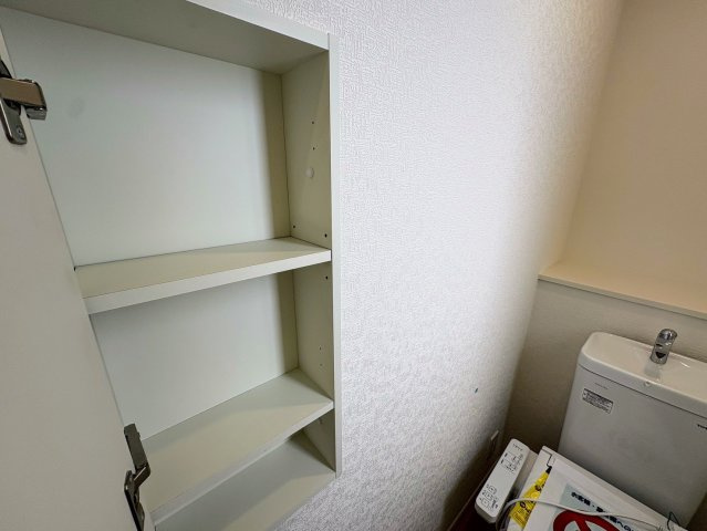 クレイドルガーデン糸満市座波 第３・４号棟のその他|２階トイレには、便利な収納棚を設置