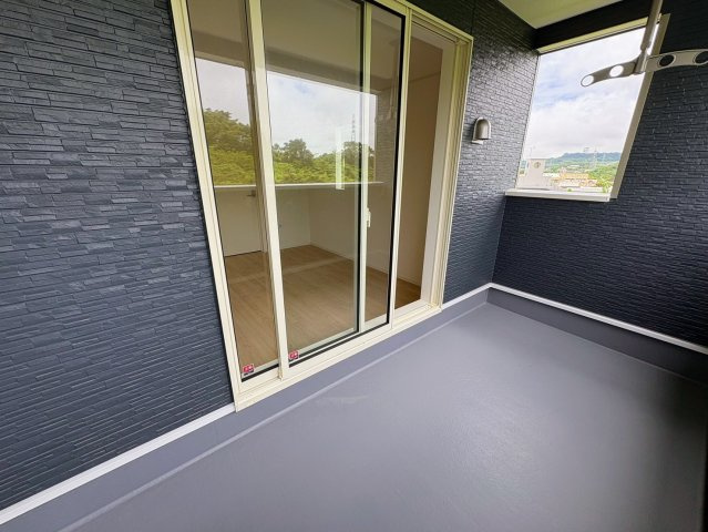 クレイドルガーデン糸満市座波 第３・４号棟のバルコニー|急な雨も安心♪様々な用途に使える広々二面ルーフバルコニー