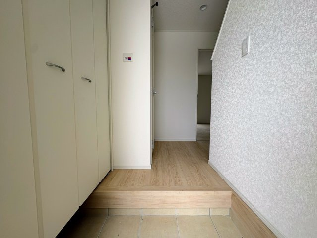 クレイドルガーデン糸満市座波 第３・４号棟の玄関|玄関収納付き！可動式棚で靴の量や高さに合わせて自由に調整可能◎