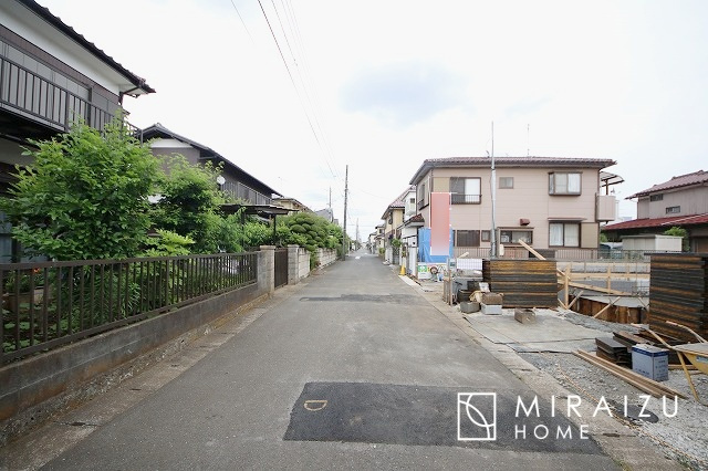 【前面道路含む現地写真】 | 陽当たりが心地の良いリビング空間です。日中はカーテンを開けて自然な光を取り込みリラックスして過ごしたいですね、照明器具もセンスの良いものを使いたいですね。