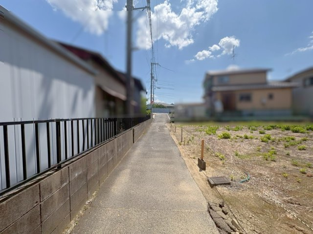 ◆有効宅地面積約８０坪◆北東角地◆建築条件無し売土地◆伏見区久我石原町の前面道路含む現地写真|前道(２０２６年５月撮影)