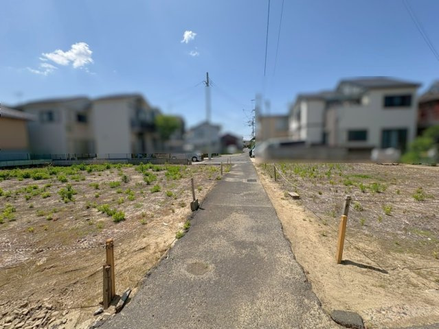 ◆有効宅地面積約８０坪◆北東角地◆建築条件無し売土地◆伏見区久我石原町の前面道路含む現地写真|前道(２０２６年５月撮影)