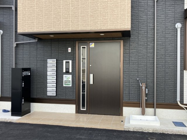 熊本市南区出仲間１丁目のアパートのエントランス