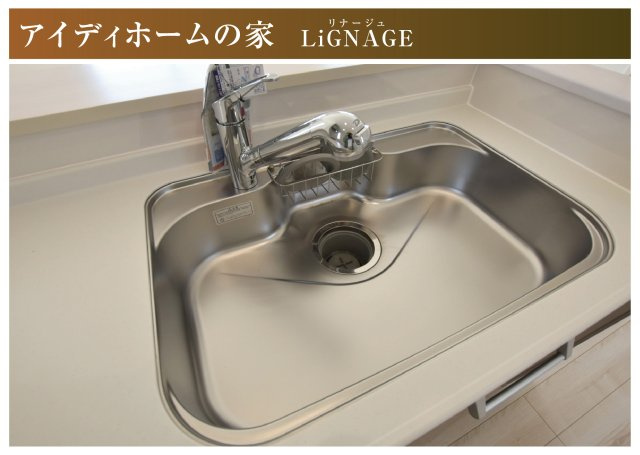 リナージュ　一宮市今伊勢町馬寄01期　全3区画分譲のキッチン|人造大理石をワークスペース部分トップに使用した機能的で美しいシステムキッチンを使用しています