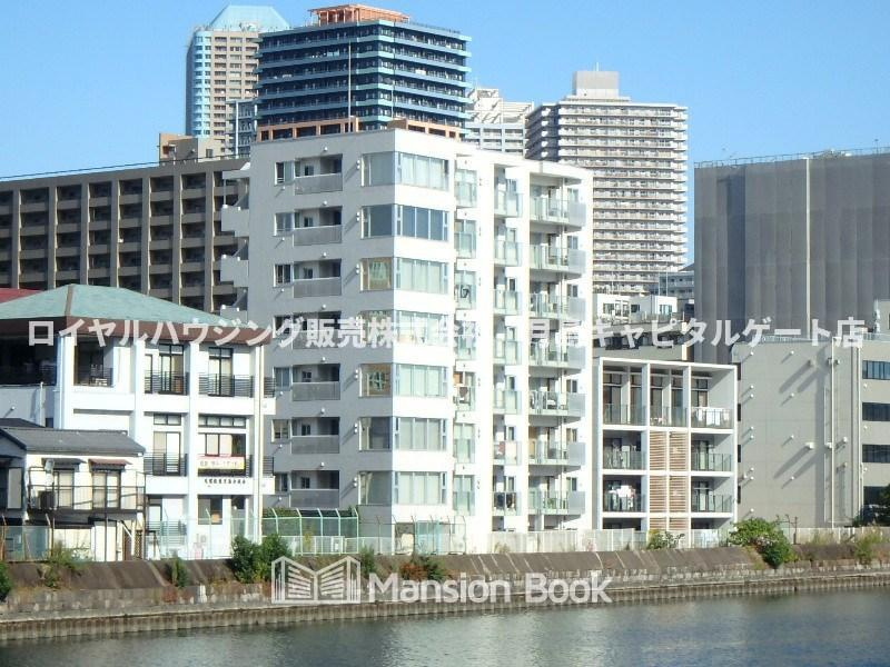2011年築。川沿いにあるマンションです。