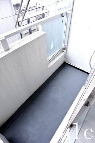 パールシティ中野のバルコニー|お洗濯にも便利なバルコニー付き