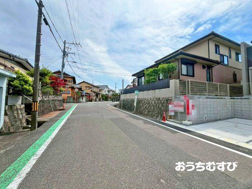 小牧市大字久保一色第1期(全2棟)の前面道路含む現地写真