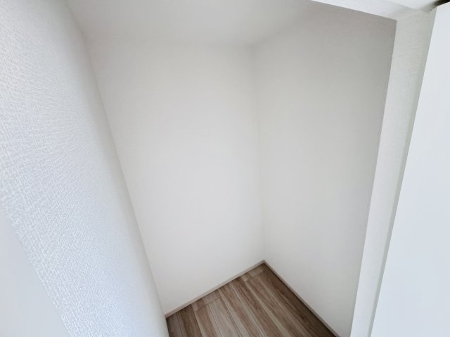 柏市篠籠田新築戸建【高田小学校:9分】の収納|1F4.3帖洋室・ウォークインクローゼット