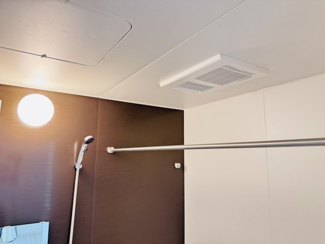 柏市篠籠田新築戸建【高田小学校:9分】の冷暖房・空調設備|雨の日も安心の浴室乾燥機つき