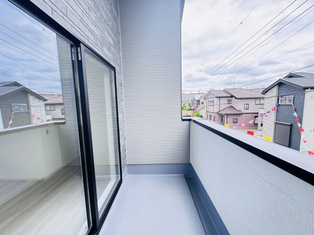 柏市篠籠田新築戸建【高田小学校:9分】のバルコニー|寝室前南向きバルコニー・日当たり良好♪