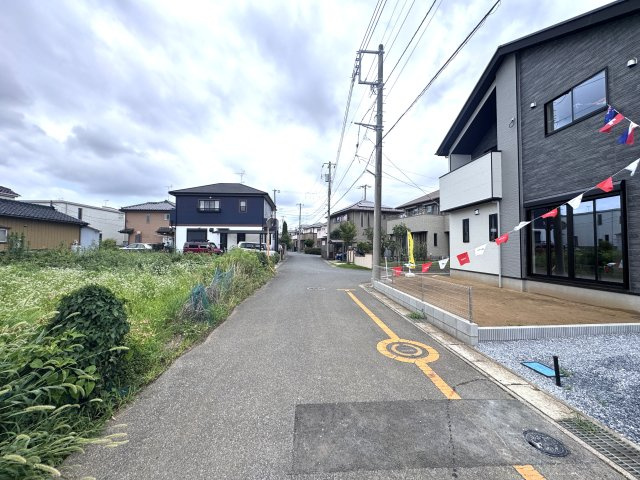 柏市篠籠田新築戸建【高田小学校:9分】の前面道路含む現地写真|南側前面道路・幅員約4.9ｍ