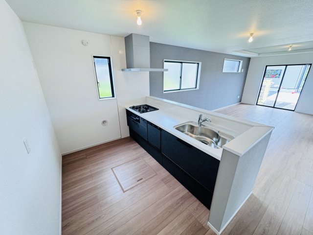 柏市篠籠田新築戸建【高田小学校:9分】のキッチン|お手入れしやすいレンジフード・シンクの水栓には浄水器がついてます！