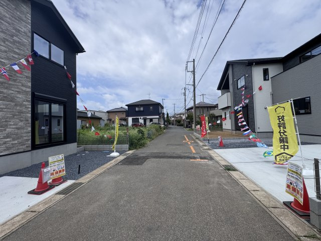 柏市篠籠田新築戸建【高田小学校:9分】の前面道路含む現地写真|北側前面道路・幅員約4.9ｍ