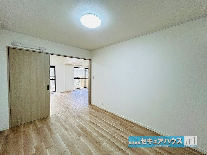 シティコーポ植田A棟の洋室|【洋室6帖】
◆LDKに続く洋室は扉を開ければ開放感が増します♪和室を洋室へ変更しました！
◆収納クローゼットには可動棚がございます。　　　　　　　　　　　　　　　　　　　　　　　　　　　　　　　　　