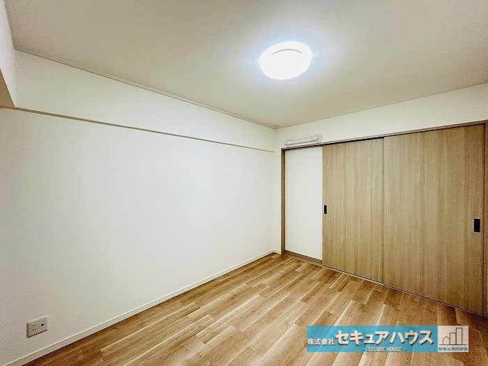 シティコーポ植田A棟の洋室|【洋室6帖別角度】
◆広々とした居住空間は日々の暮らしを彩り、心のやすらぎと満足感を与えてくれます。通風と採光を考慮した設計は子供たちはのびのび育ち、家族でくつろぎと団らんを生み出します。　　　　　