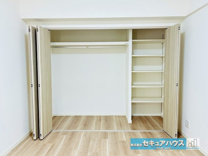 シティコーポ植田A棟の収納|【6帖洋室収納】
◆お洋服はもちろん、可動棚付きの収納クローゼットのためカバンや靴下、下着類などをきれいにしまうことができます♪高さ調整可能なためお荷物の高さに合わせることができます。　　　　　　　　