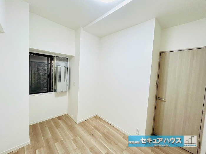 シティコーポ植田A棟のその他|【北西側サービスルーム4.4帖】
◆サービスルームにウィンドエアコン設置済みです。
◆収納クローゼットもございます。
◆趣味に合わせて使って頂けるようシンプルに仕上げてあります。　　　　　　　　　　　