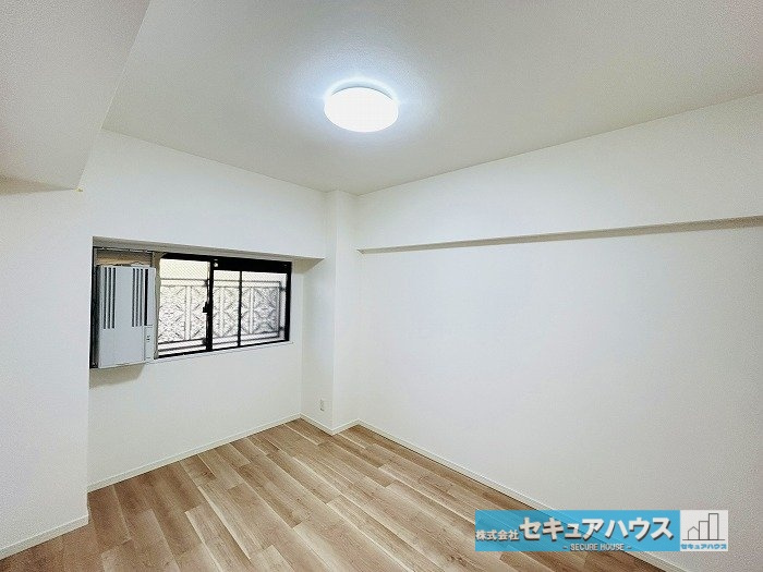 シティコーポ植田A棟の洋室|【北東側洋室6.3帖】
◆ウィンドエアコンエアコン設置済みです。
◆お子様のお部屋や主寝室、来客時の宿泊室としてもご利用いただけます♪
◆全居室収納付きのため各居室ごとにお洋服や荷物を収納できます。　