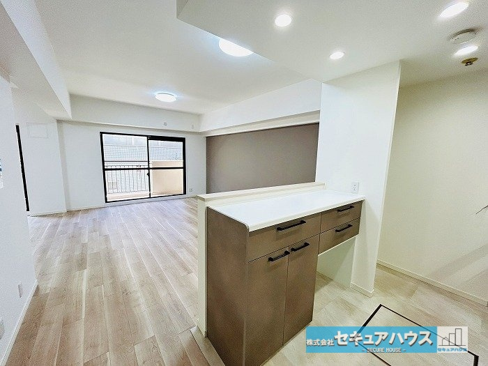 シティコーポ植田A棟のキッチン|【カップボード】
◆キッチン背面にはカップボードも新設しており、料理の配膳やキッチンの作業がはかどります。
◆コンセントも近くにあるため電子レンジや炊飯器の利用も可能です。　　　　　　　　　　　　　　