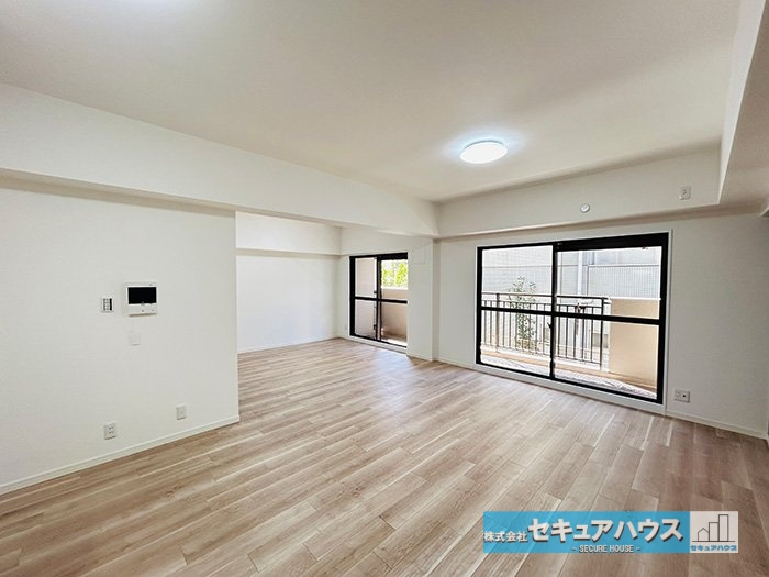 シティコーポ植田A棟の居間・リビング|【LDK22.4帖】
◆広々とした南向きリビングで陽当たり良好です♪
◆キッチンからLDKの様子が見えコミュニケーションもスムーズに行うことができます。　　　　　　　　　　　　　　　　　　　　　　　　