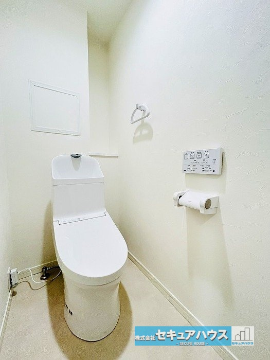 シティコーポ植田A棟のトイレ|【高機能トイレ】
◆高機能トイレの多くは便器のフタの開閉が自動であり、使用後に手動で水を流す面倒もなく非常に便利です。スタイリッシュな見た目で、お掃除しやすく、節水効果が高いです。　　　　　　　　　　